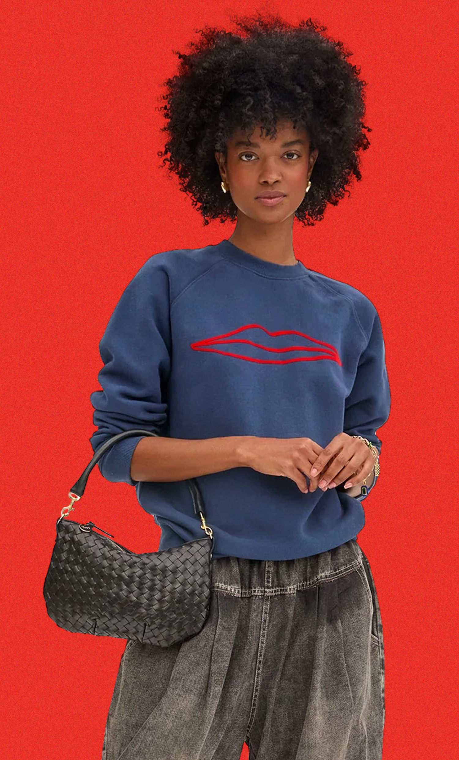 Model carrying the Black Diagonal Woven Petit Moyen.