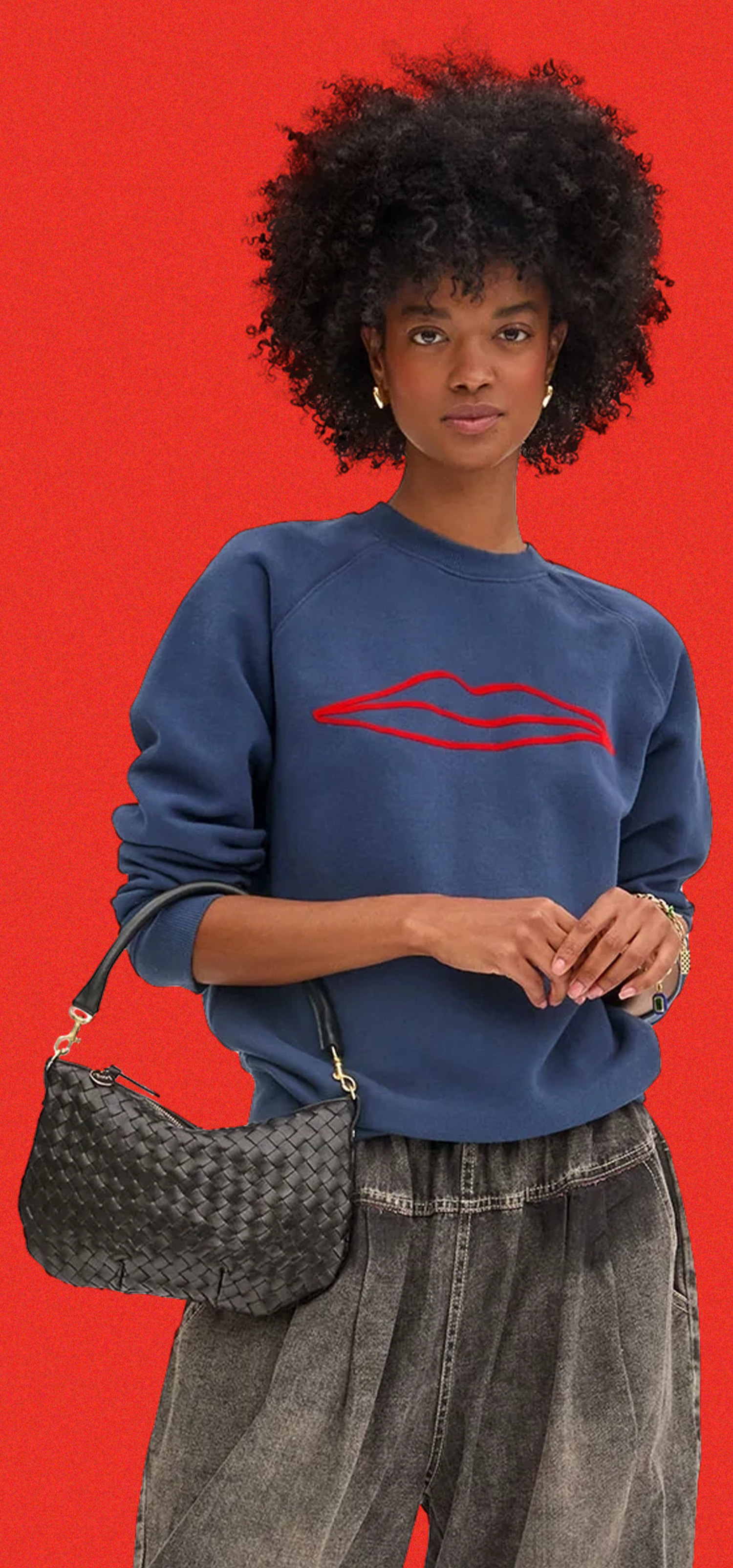 Model carrying the Black Diagonal Woven Petit Moyen.