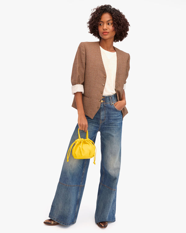 Vitoria holding top handle of Emma