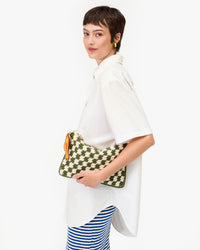 Nike holding Flat Clutch