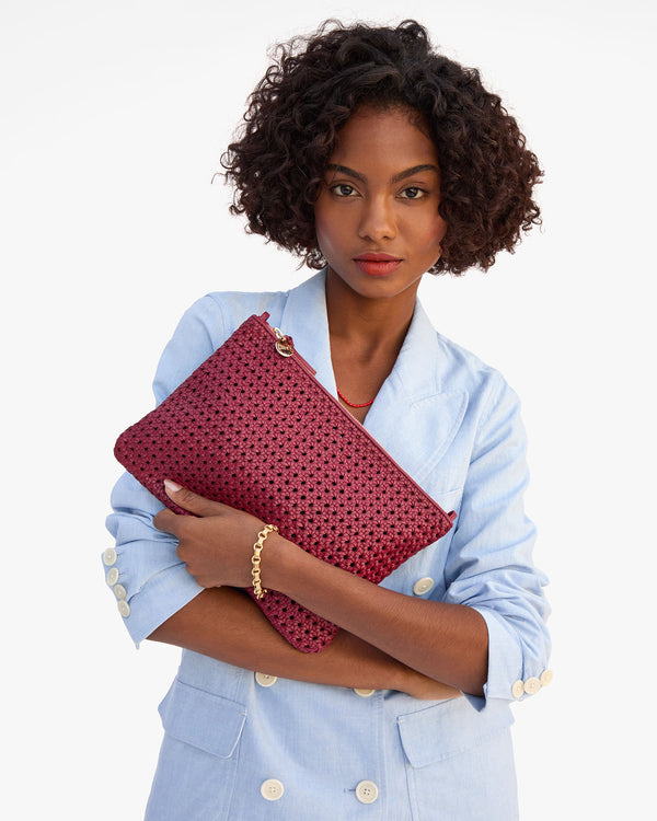 Flat Clutch in Vitoria's hands