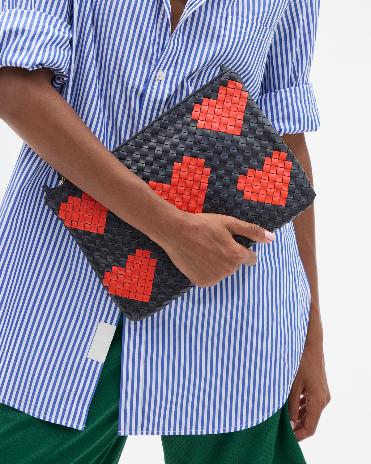 Flat Clutch in Vitoria's hand