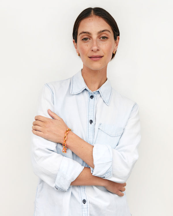 Frannie wears the Le Link Bracelet in Coral