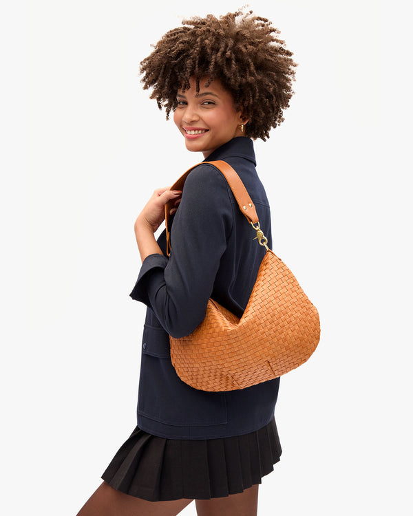 Lenny wearing Moyen Messenger as a shoulder bag