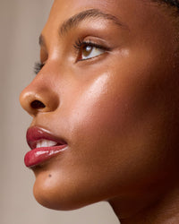 Rel Glossy Lip Oil on model