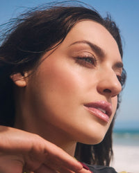 Rel Glossy Lip Oil on model