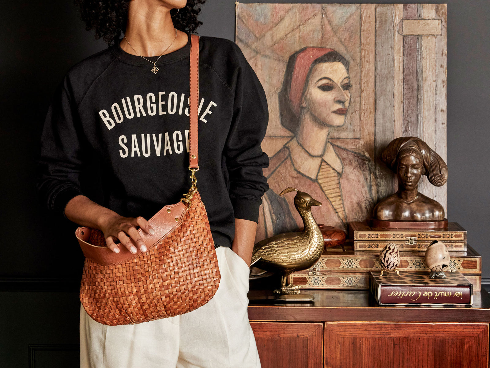 Model wearing our Bourgeoisie Sauvage Black Sweatshirt and Natural Woven Checker Moyen Messenger