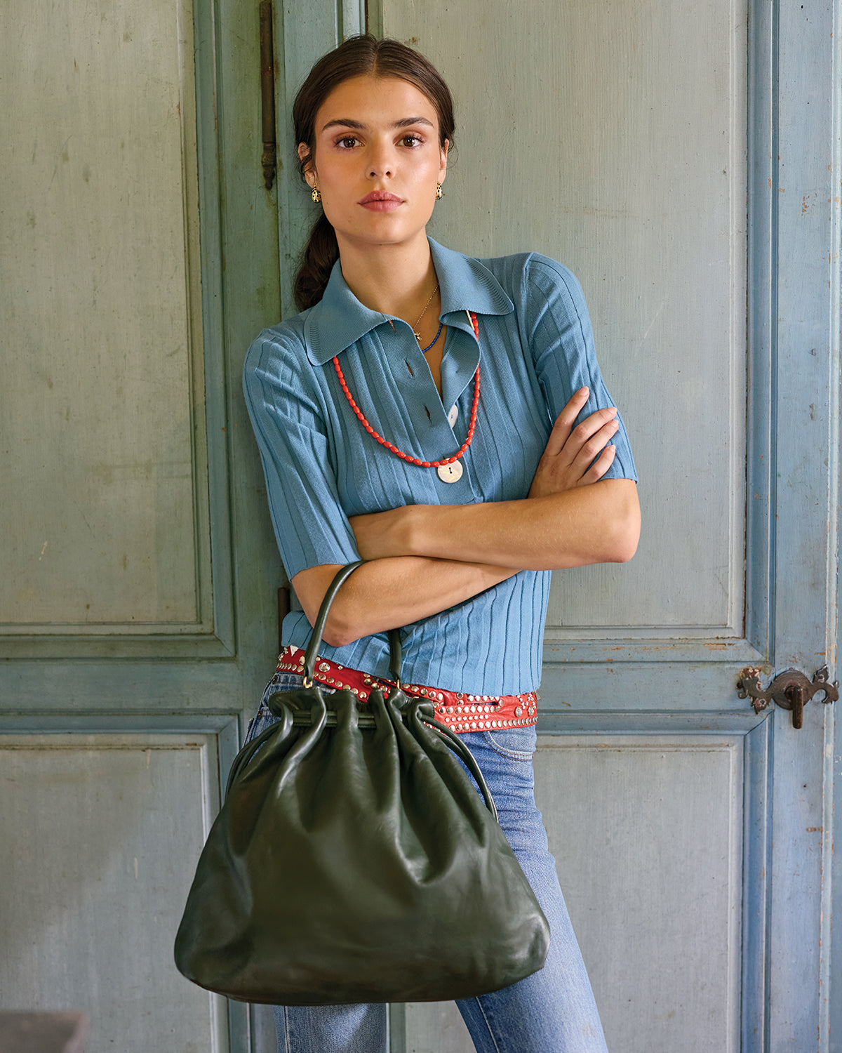 Model carrying the Loden Henri on her forearm via the top handle. 