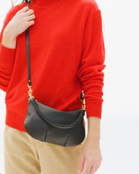 Model carrying the black Petit Moyen.