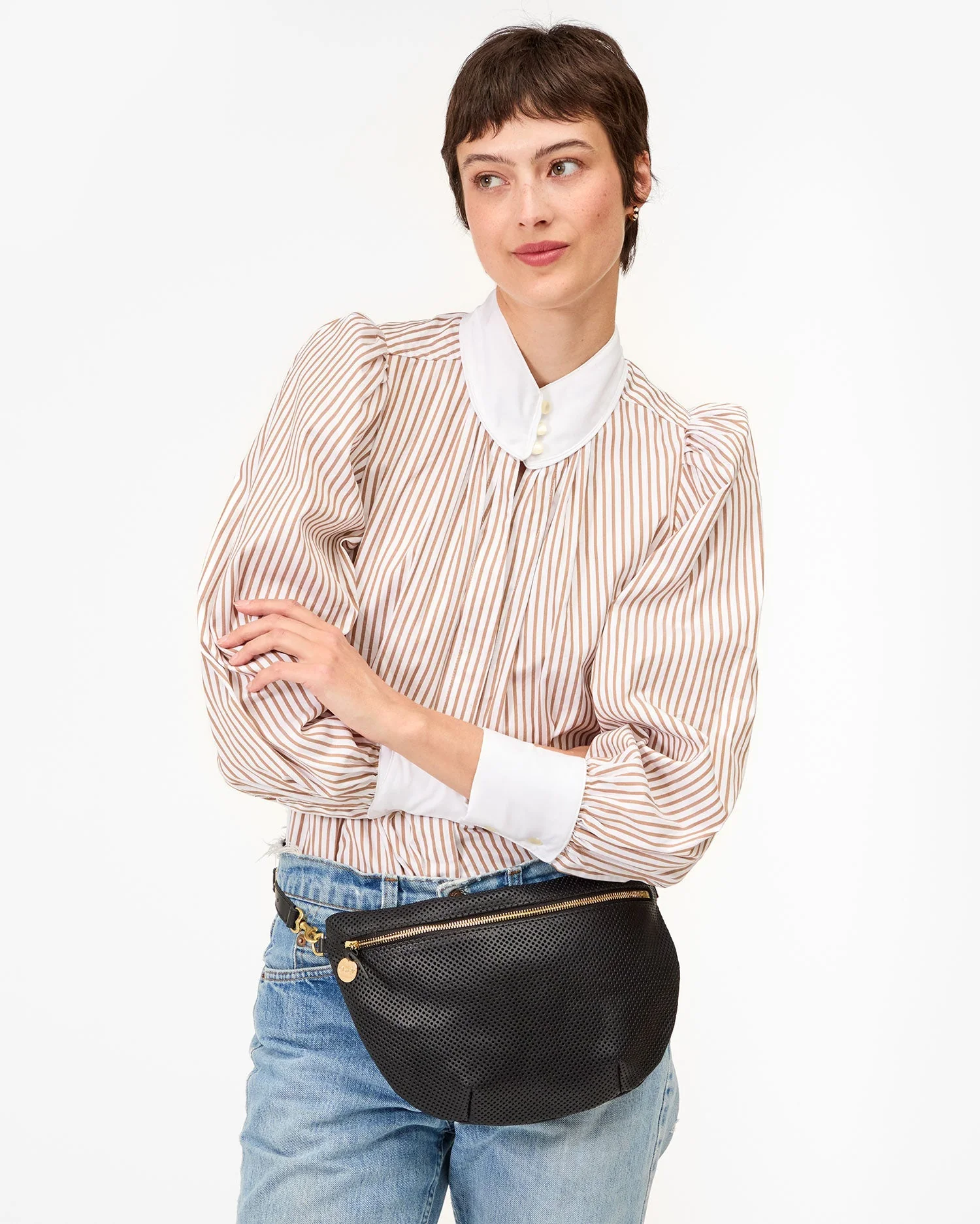 Model carrying the Black Perf Grande Fanny around her waist. 