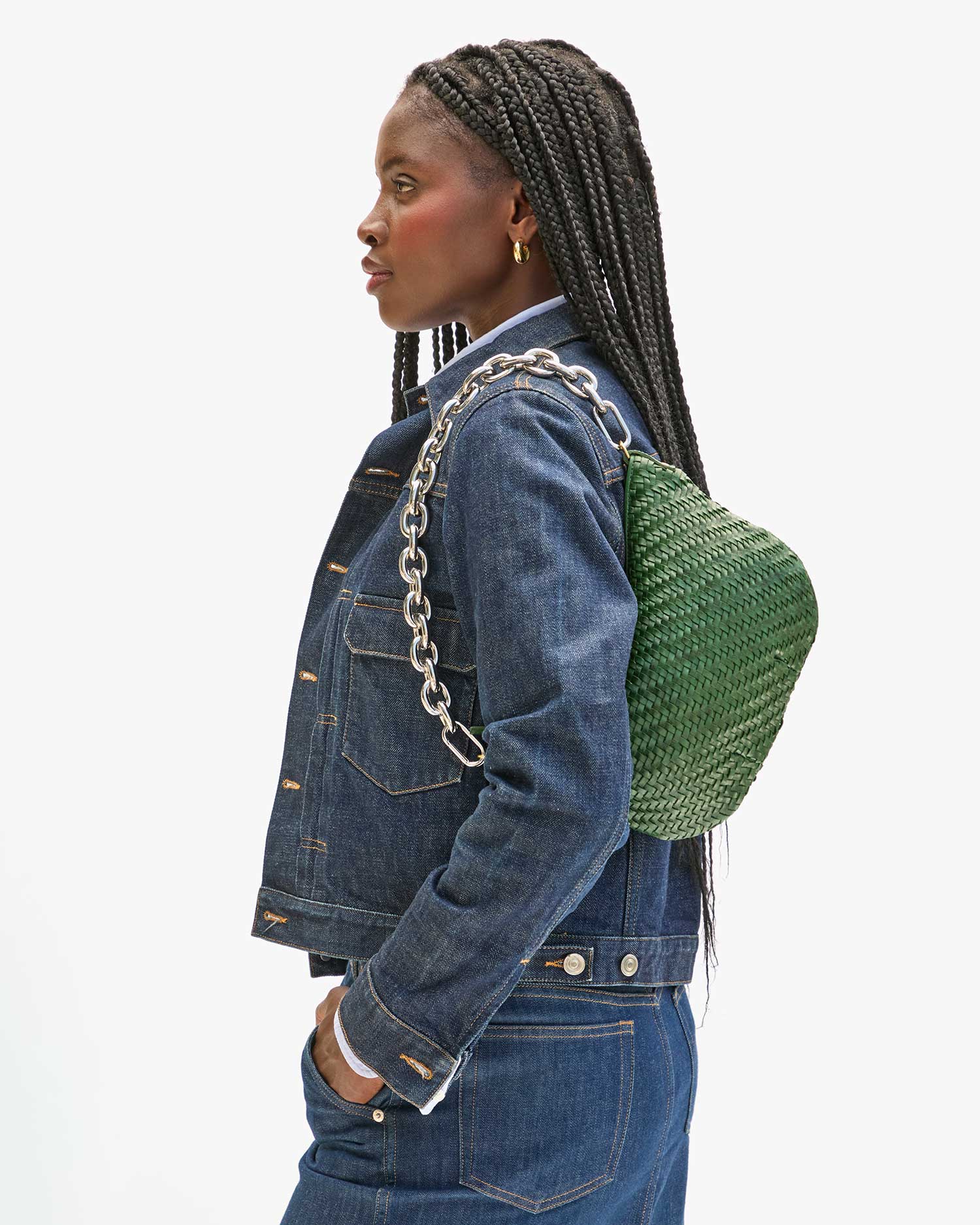 Model carrying the Evergreen Woven Petit Moyen as a shoulder bag.