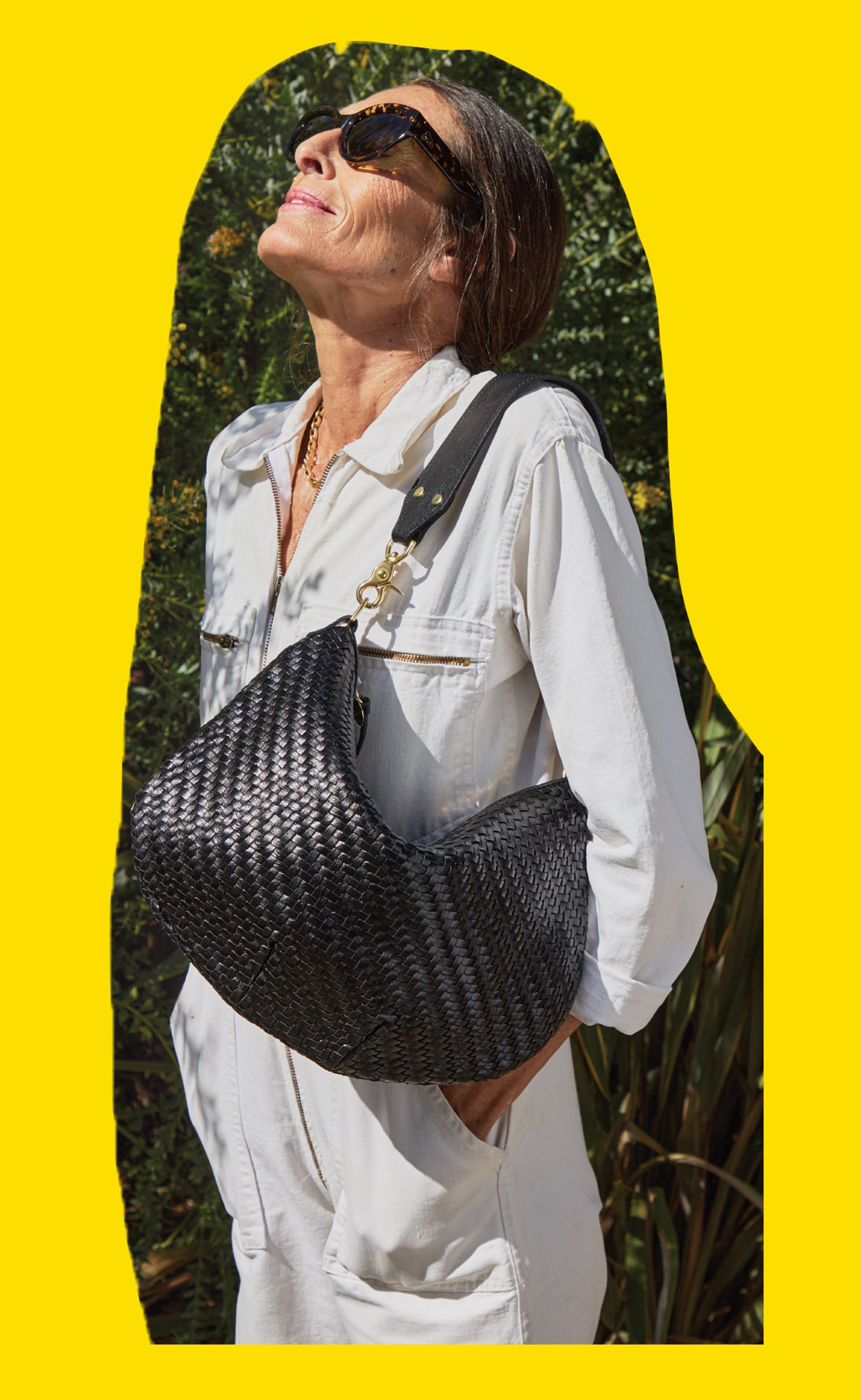 Model wearing the Sophia Tortoise Sunglasses and carrying the Black Woven Zig Zag Moyen Messenger.