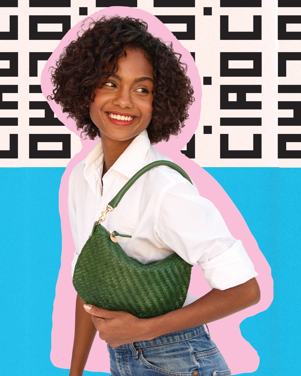 Model carrying the Evergreen Woven Petit Moyen. 