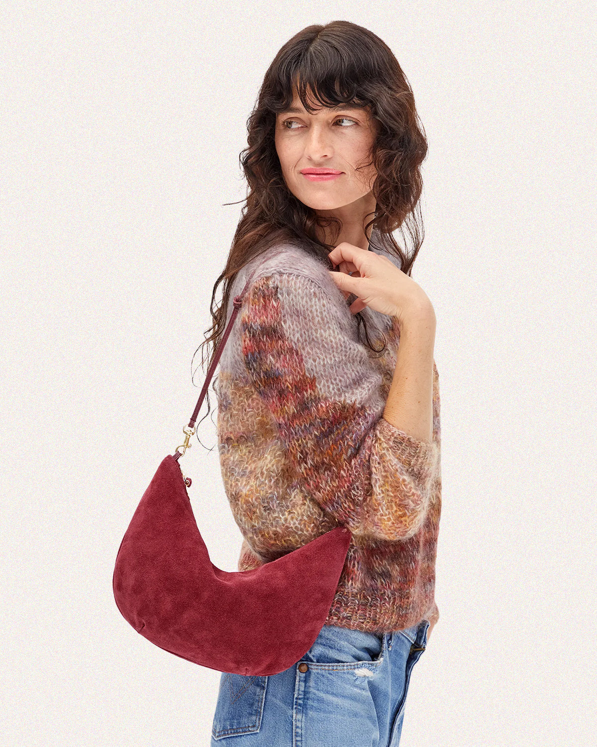 Model carrying the Currant Lune over her shoulder. 