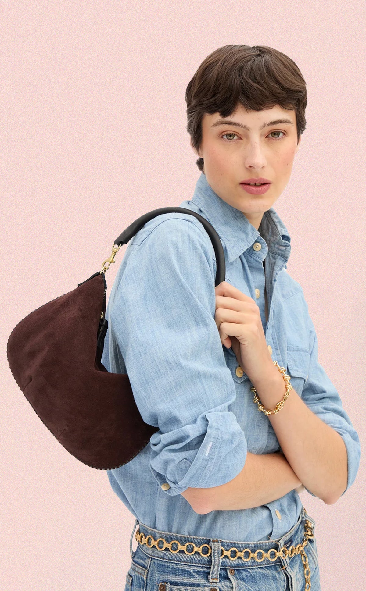 Model carrying the Truffle Suede Petit Moyen as a shoulder bag. 