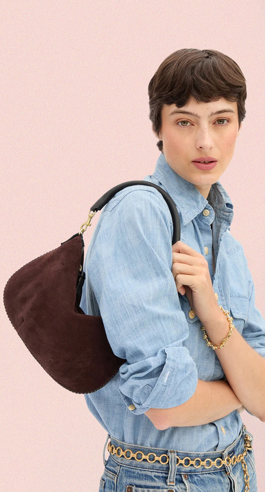 Model carrying the Truffle Suede Petit Moyen as a shoulder bag. 