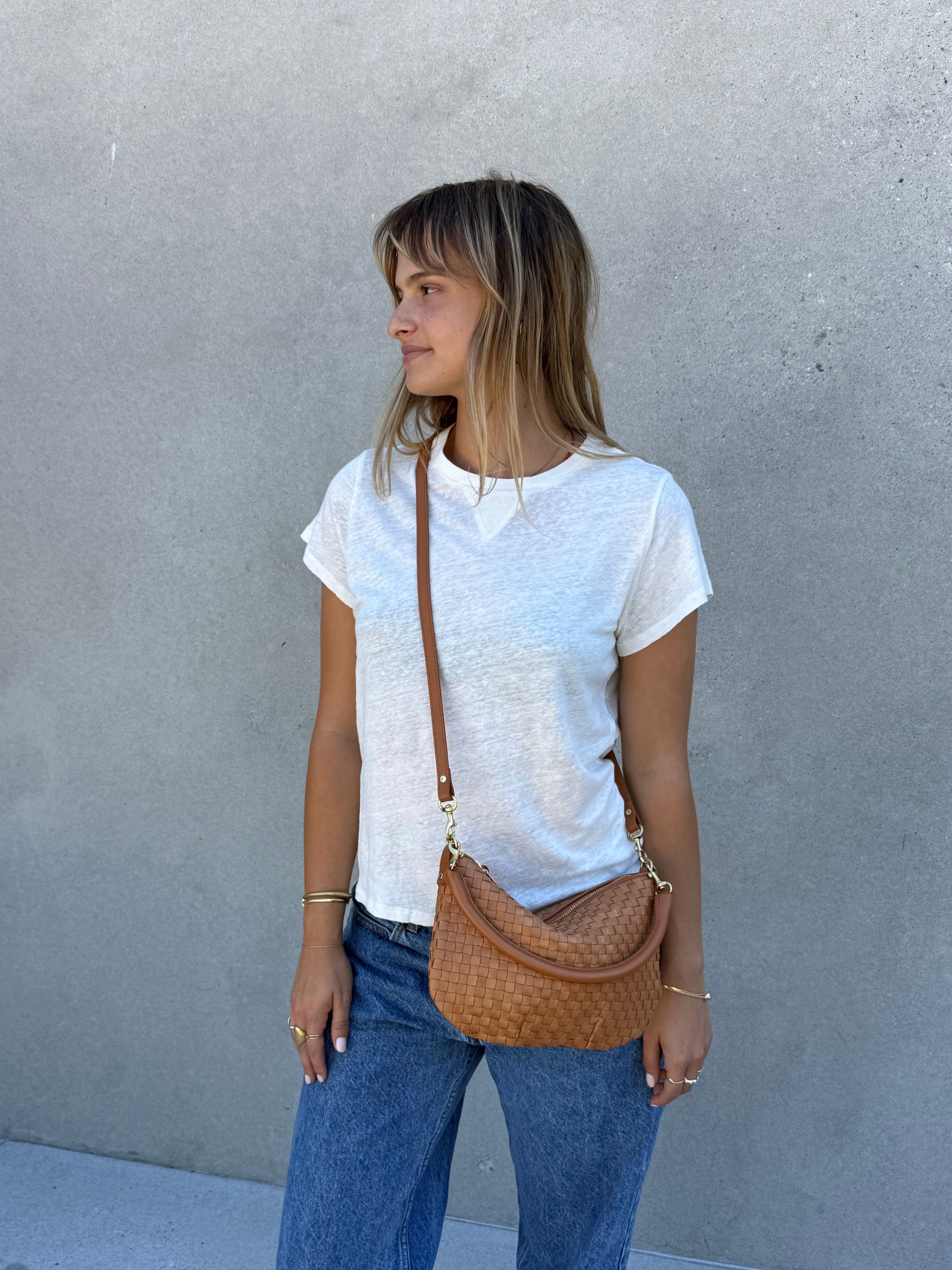 Model carrying the Natural Woven Checker Petit Moyen.