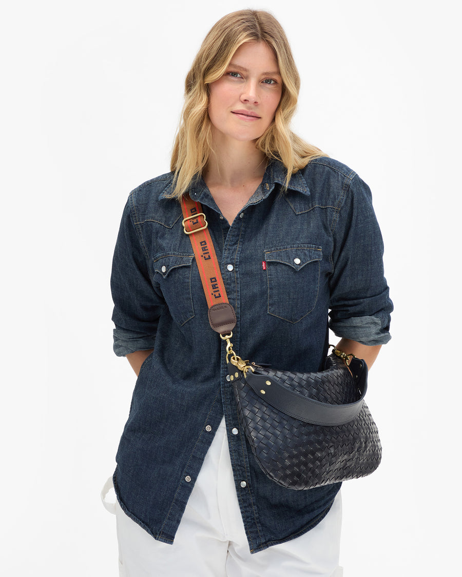 Adjustable Crossbody Strap on Moyen Messenger