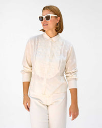 Sonnie wearing the Cream Heart Coupé Anette Tuxedo Shirt with white jeans and the cream heather sunglasses