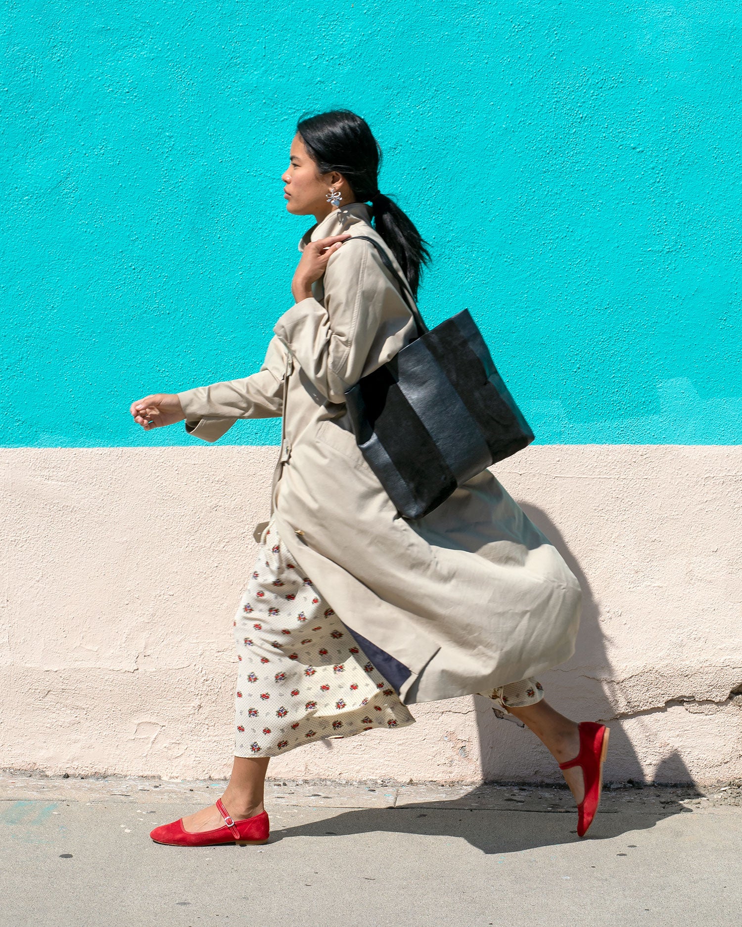 Sandra walking with the Black Suede & Nappa Bande Tote on her shoulder