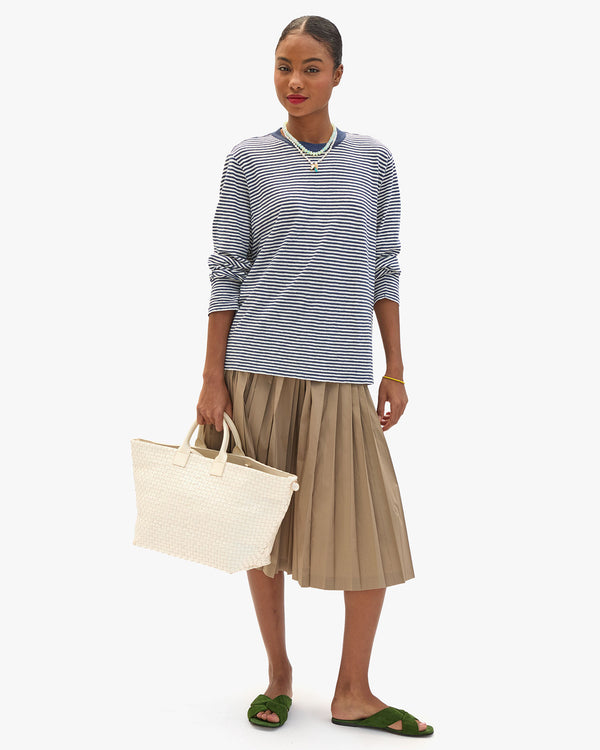 Vitoria holding Bateau Tote top handle