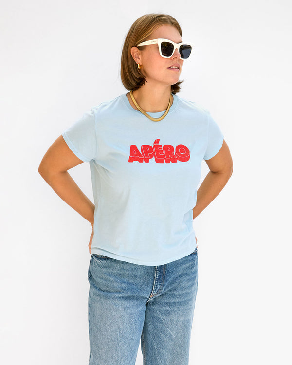 Sonnie wearing the Light Blue Apéro Classic Tee with jeans and the cream heather sunglasses