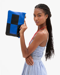 Vitoria holding Flat Clutch w Tabs