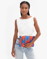 Vitoria holding Flat Clutch w Tabs