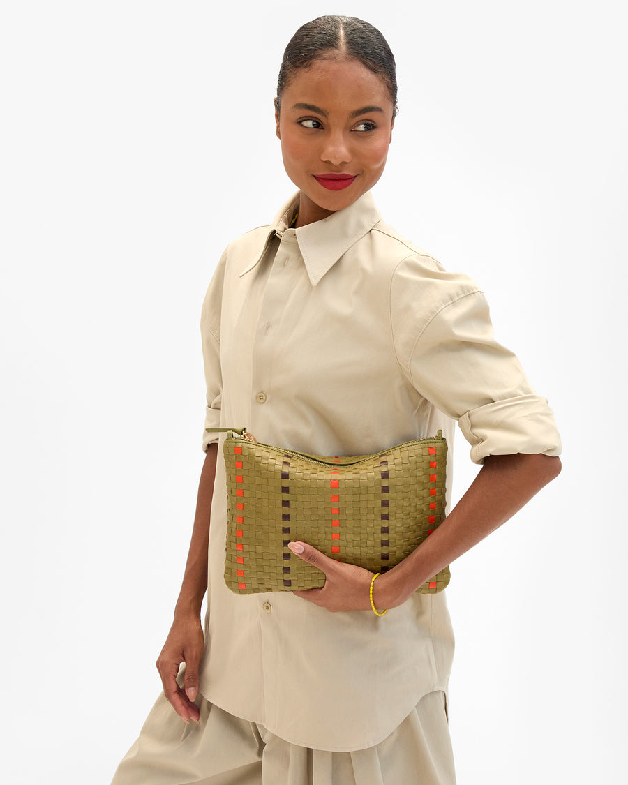 Vitoria holding Flat Clutch w Tabs