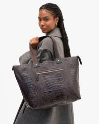 Vitoria holding Grand Zip Sac