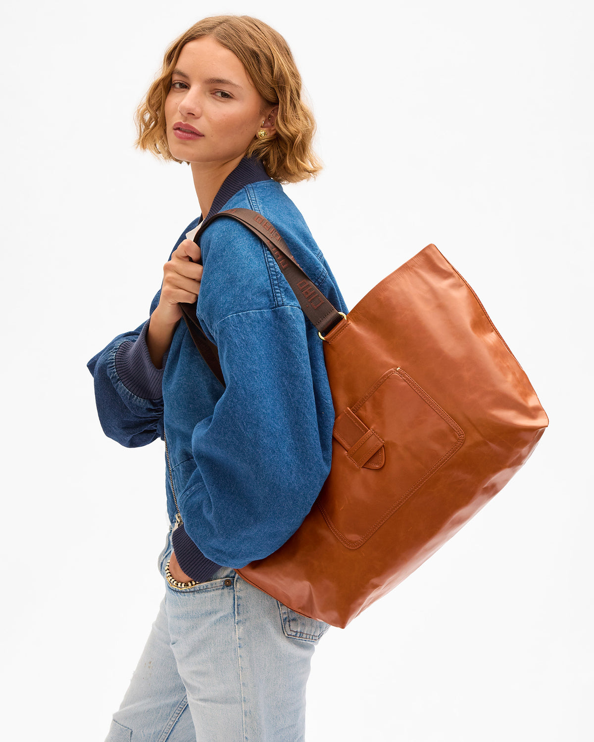 Florencia wears Grande Bateau Tote on her shoulder