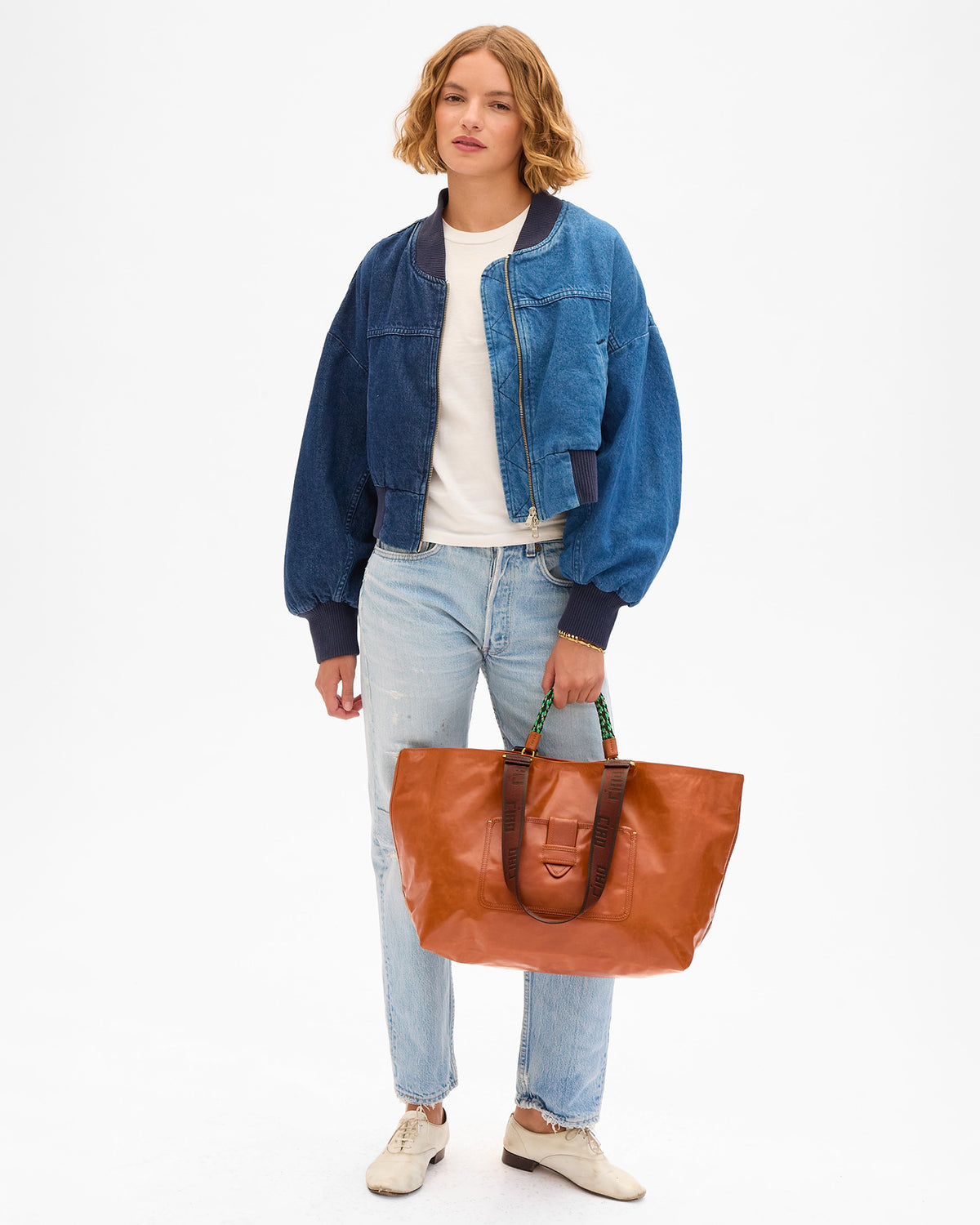 Florencia carries Grande Bateau Tote by the top handles