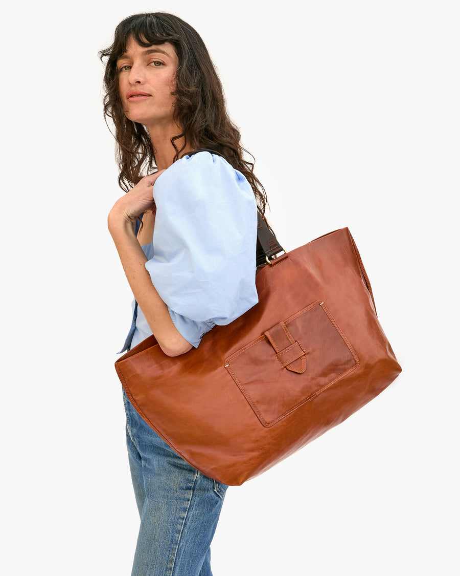 Danica wears the Grande Bateau in Camel on her shoulder
