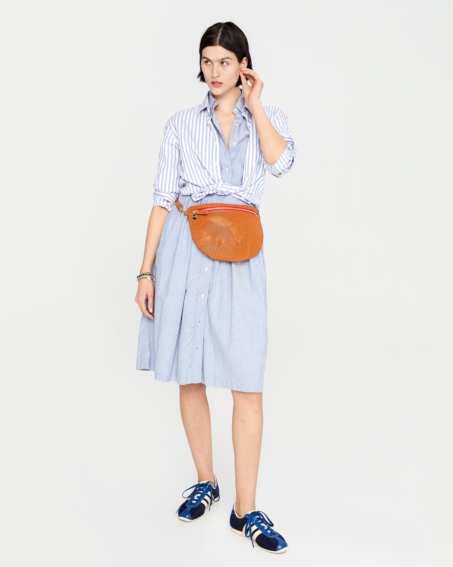Athena is wearing the Grande Fanny in Cuoio Perf at her waist.