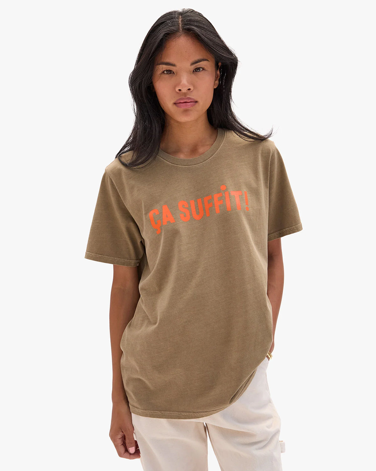 Model wearing the Oat Ça Suffit! Original Tee.