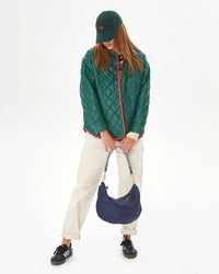 Aurelia holding the Pacific Woven Zig Zag Moyen Messenger by its shoulder strap