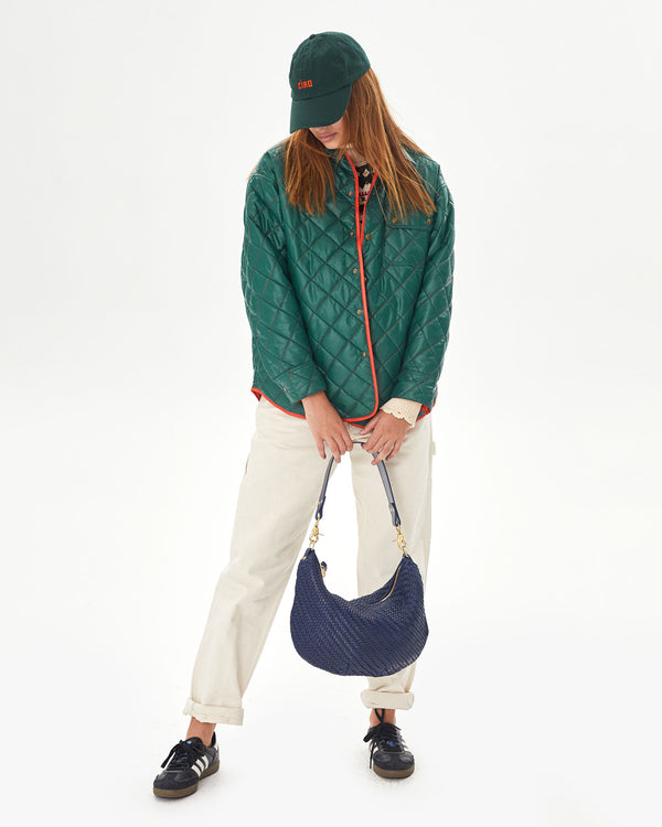 Aurelia holding the Pacific Woven Zig Zag Moyen Messenger by its shoulder strap