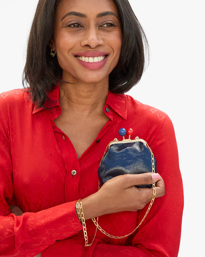 Mecca holding Kisslock Bebe