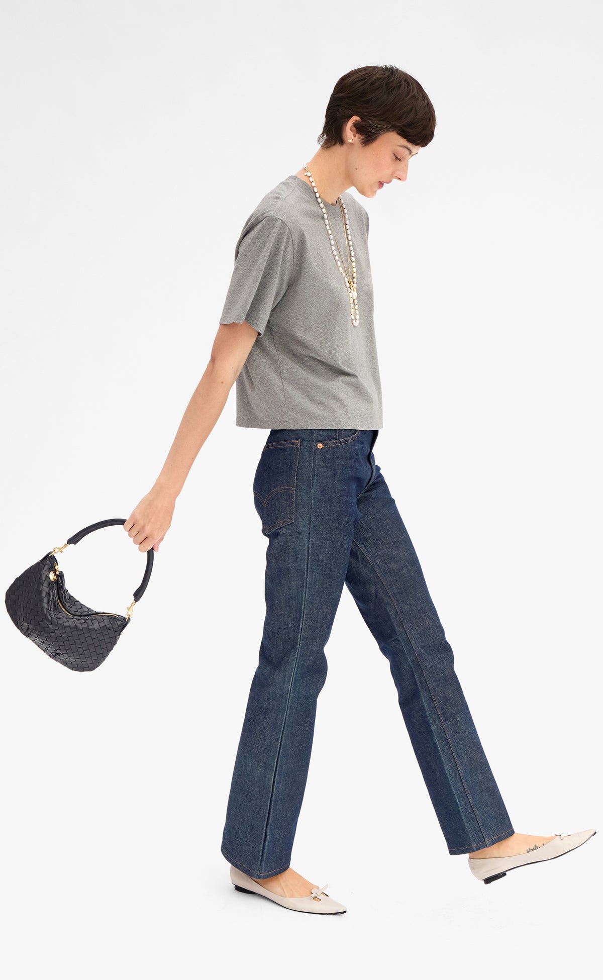 Model holding the Twilight Petit Moyen Messenger by the shoulder strap. 
