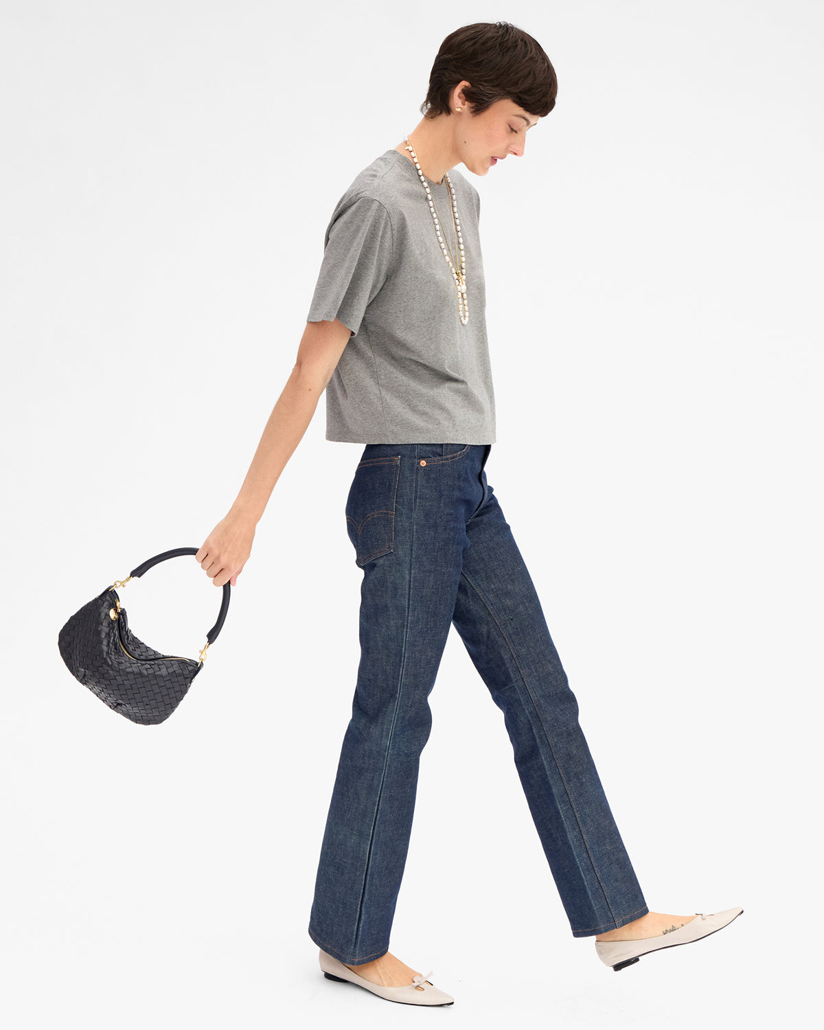 Model holding the Twilight Petit Moyen Messenger by the shoulder strap. 