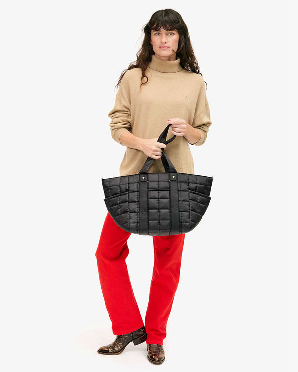 Danica holding Le Box Tote Sportif