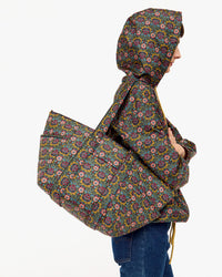 Nike standing sideways with Le Box Tote Sportif