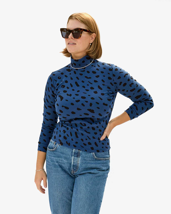 Sonnie wearing the Faded Marine Jaguar Le Turtleneck with jeans and her hand on her hip