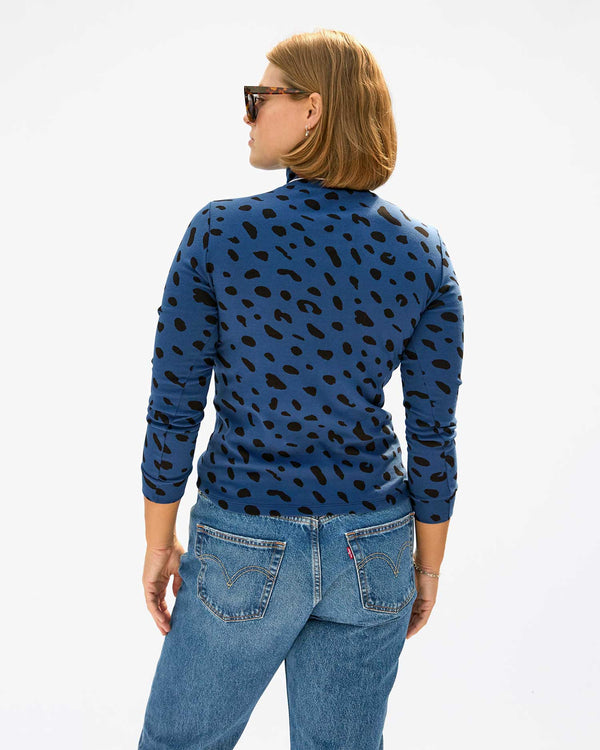 back image of sonnie wearing the Faded Marine Jaguar Le Turtleneck
