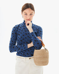 Zoe holding the Pot de Miel w/ Resin Top Handle in the crook of her elbow