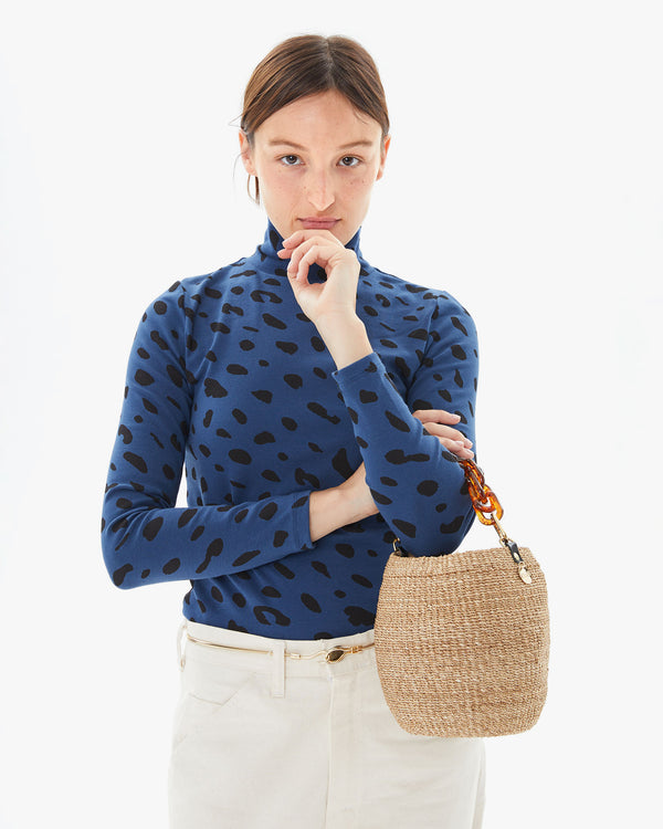 Zoe holding the Pot de Miel w/ Resin Top Handle in the crook of her elbow
