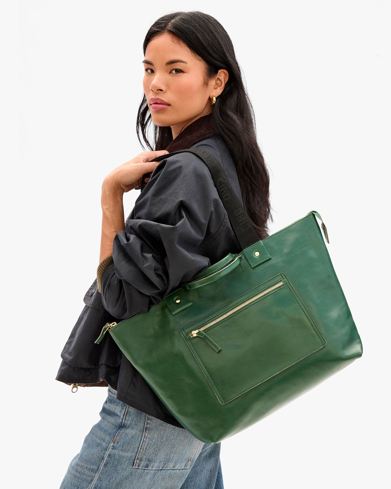 Sandra wearing Le Zip Sac as shoulder bag