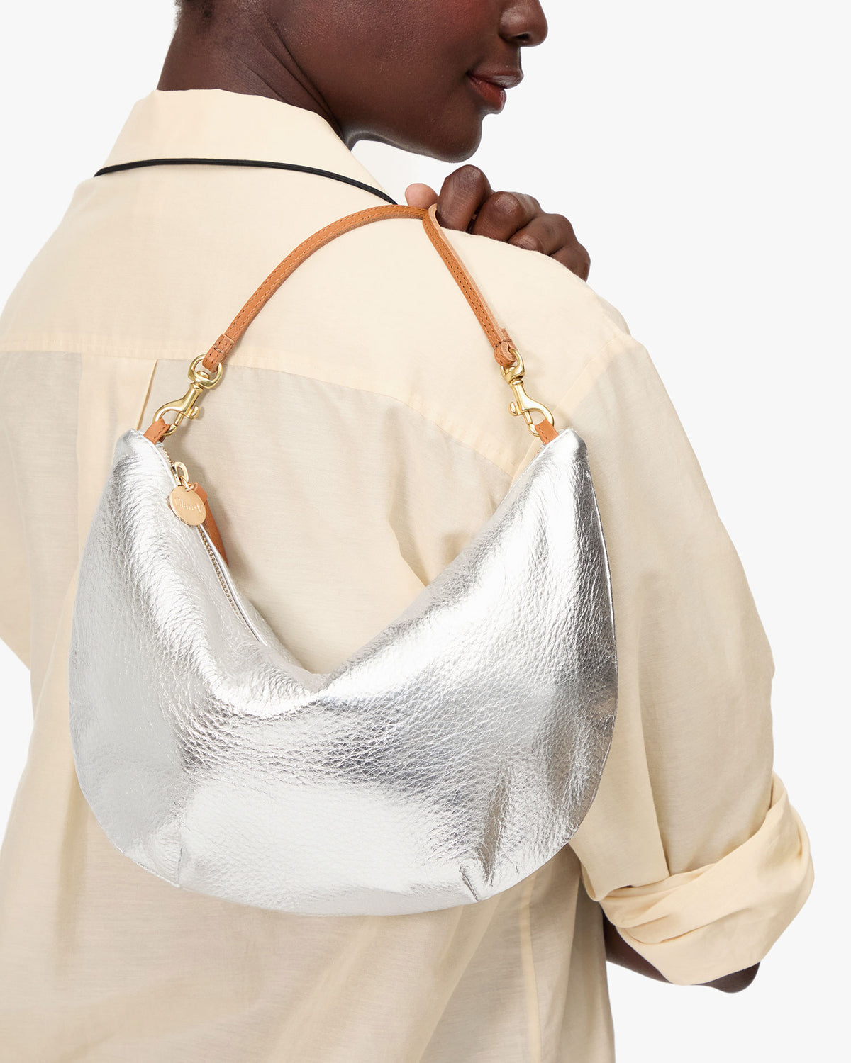 Lune over Mouna's shoulder