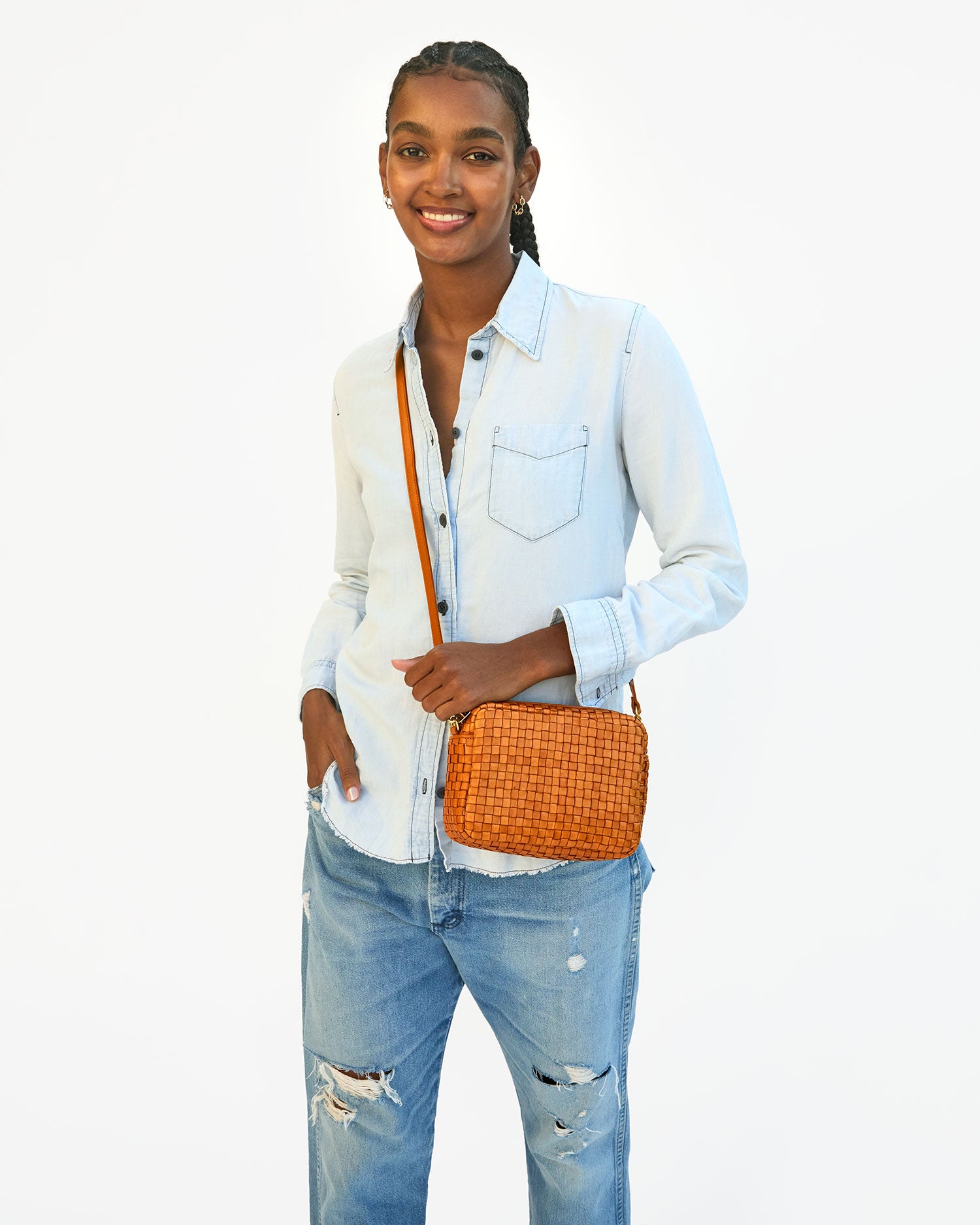 Jordan wearing the Natural Woven Midi Sac crossbody