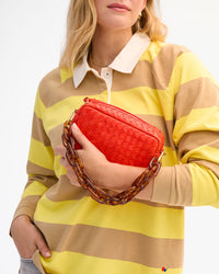 Elle holding Midi Sac